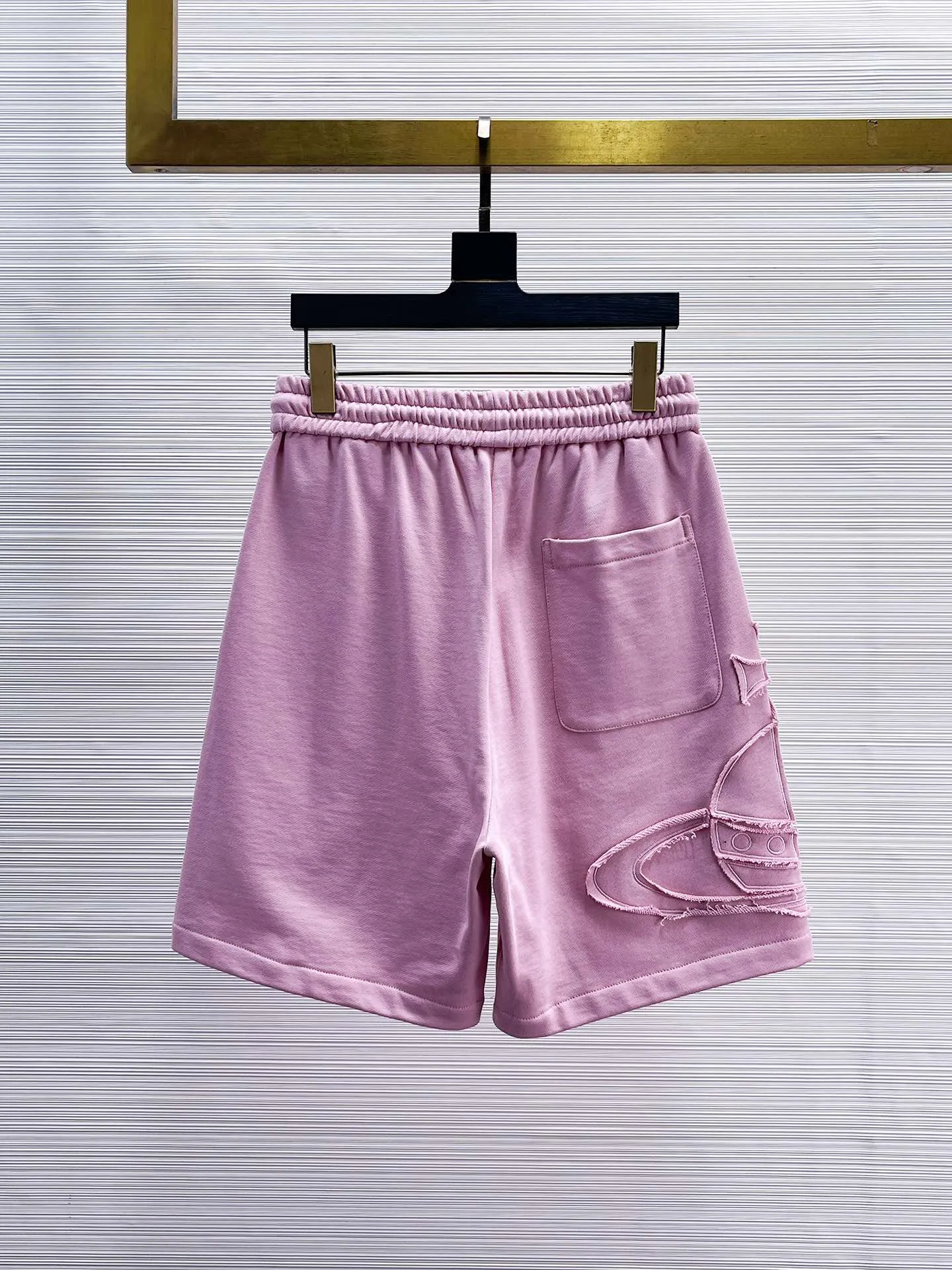The Queen Mother's three-standard complete 2026 summer New Arrival men's casual shorts, advanced custom-made fabric Breathable fabric, Breathable elasticity and comfort, impeccable details, top-grade accessories, original logo design concept, delicate and soft feel! The upper body fit is awesome! Size: M-XXXL Please state your height and weight when ordering